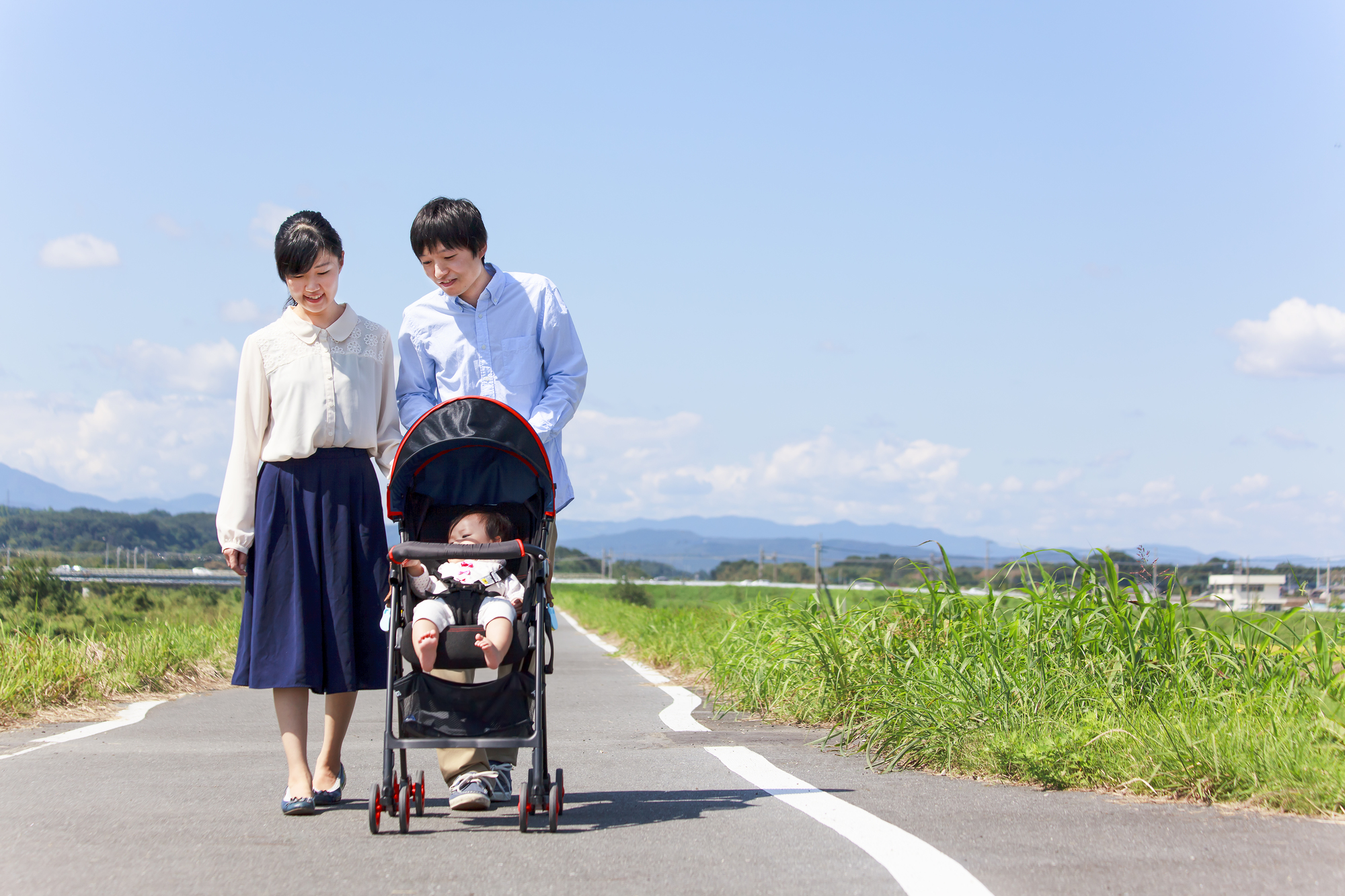 ベビーカーの中は暑い 真夏のお出かけも快適に過ごすためのひんやりグッズ アチコチ By ママリ