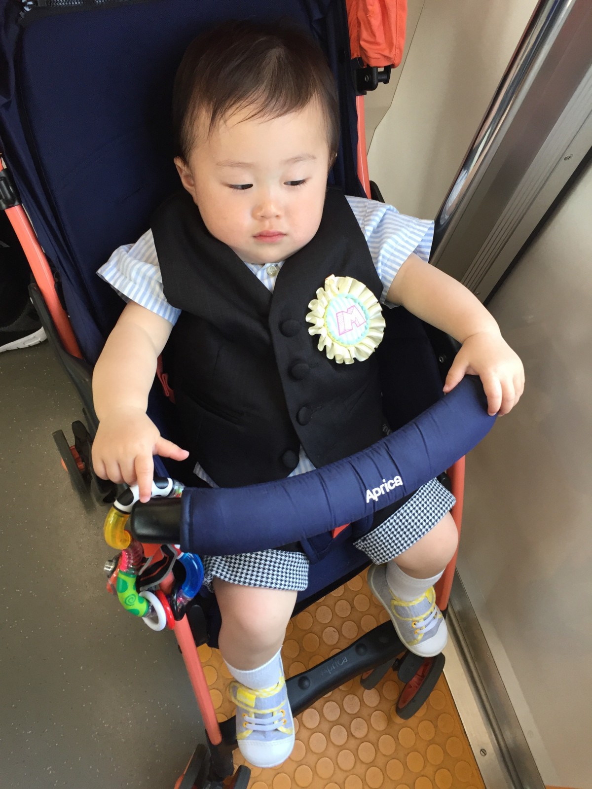 1歳半では、セパレートのYシャツ、ズボンにきっちりとしたベストを着て参列。Yシャツとズボンは普段着にできるものだそうですが、ベストがフォーマルなので全身が